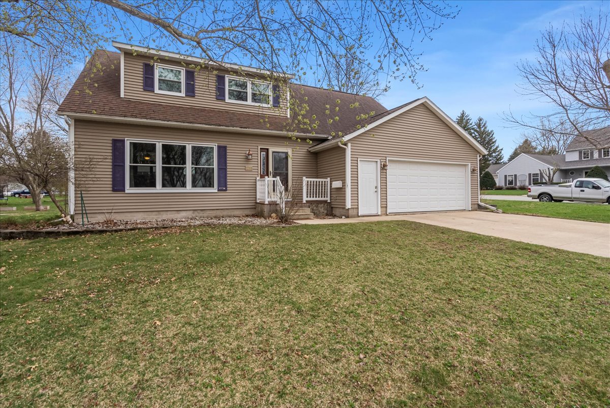 Find Plenty of Space in the Peaceful Home in Waverly Iowa 